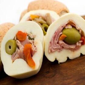 Formaggio fresco farcito con prosc. cotto, olive e funghi
