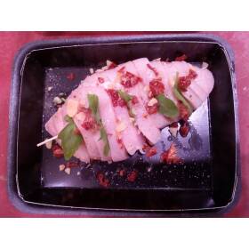 Tagliata petto di pollo farcito con grana, pomodori secchi e rucola