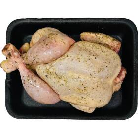 Pollo intero pronto per lo spiedo