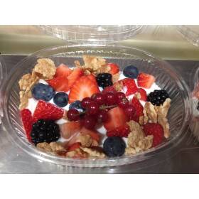 Yogurt bianco con frutti di bosco e cereali